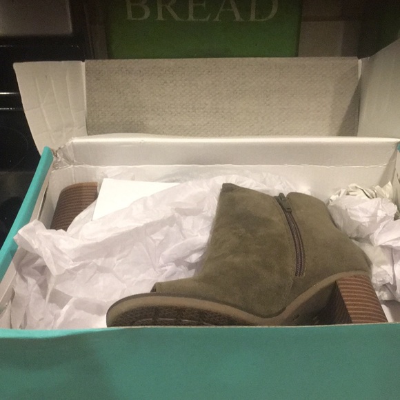 New in box with tags olive peep toed olive heels - Picture 2 of 8